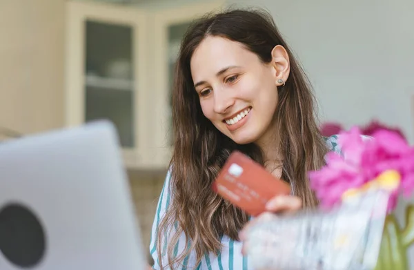 Piękna młoda kobieta robi zakupy online z karty kredytowej, s — Zdjęcie stockowe