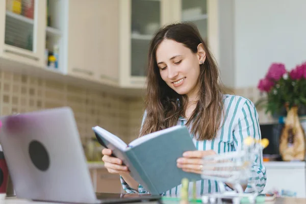 Glückliche junge Frau checkt ihren Planer für heute — Stockfoto