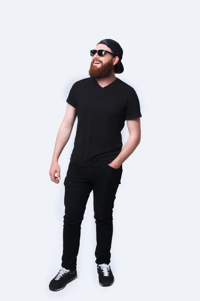 Πλήρης φωτογραφία του νεαρού γενειοφόρου hipster άνθρωπος στέκεται — Φωτογραφία Αρχείου