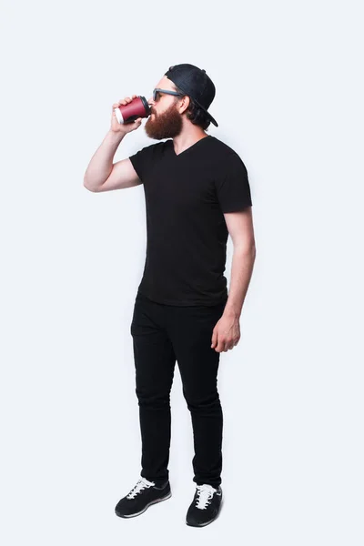 Pleine longueur photo de barbu homme boire tasse de café — Photo