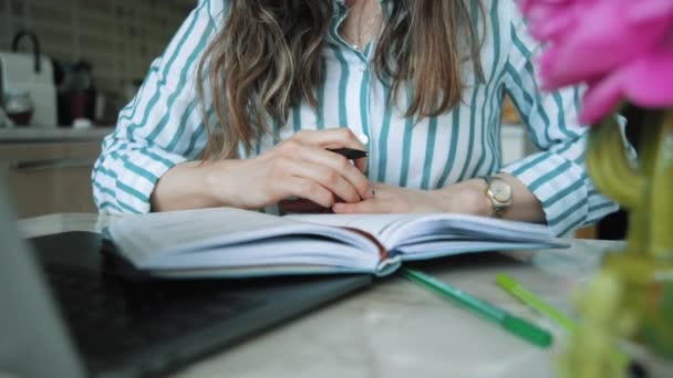 Jonge vrouw planning tijd tijdens lockdown, vrouw werken thuis — Stockvideo