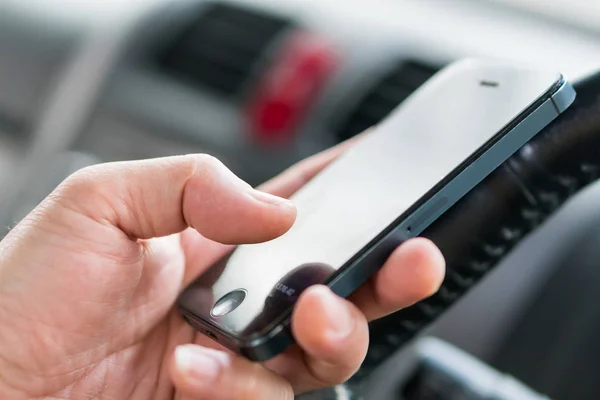 Algunos están jugando smartphone . — Foto de Stock