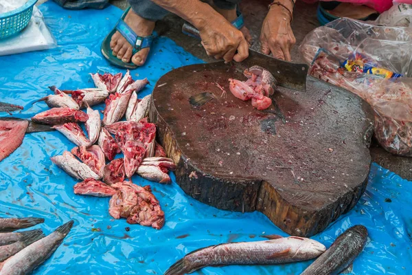 Fisher in the morning market — Stock Photo, Image