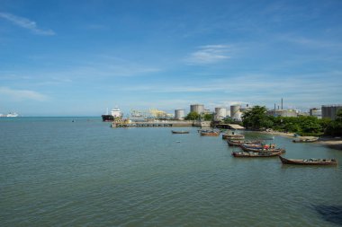 Penang Adası 'nın ana endüstrilerinden biri Penang feribotunu anakaradan adaya götürdüğünde