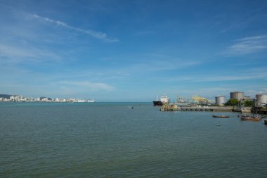 Penang Adası 'nın ana endüstrilerinden biri Penang feribotunu anakaradan adaya götürdüğünde