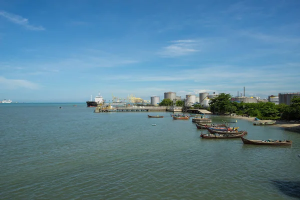 Penang Adası 'nın ana endüstrilerinden biri Penang feribotunu anakaradan adaya götürdüğünde