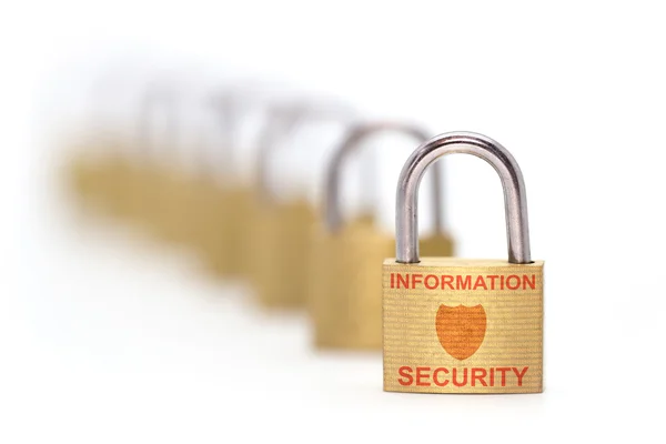 Fila de candados dorados concepto de seguridad de la información —  Fotos de Stock