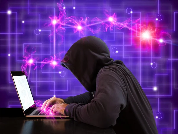 Hacker si infiltra in una rete di computer concetto di sicurezza informatica — Foto Stock