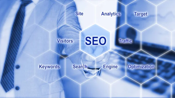 Experto en TI toca cuadrícula con palabras clave SEO — Foto de Stock