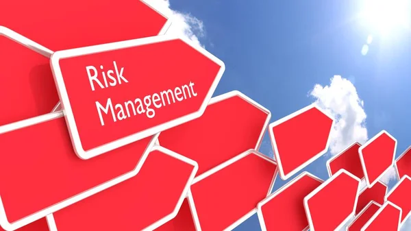 Concepto de gestión de riesgos flechas y cielo azul soleado —  Fotos de Stock