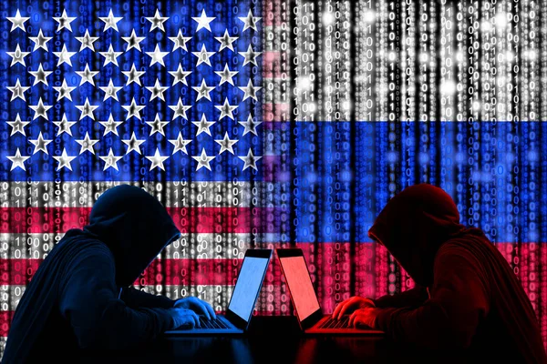 Amerikansk hacker sidder overfor en russisk hacker cyberwar co - Stock-foto