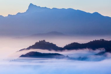 Sunrise Toskana İtalya sisli bulutlar manzara ile