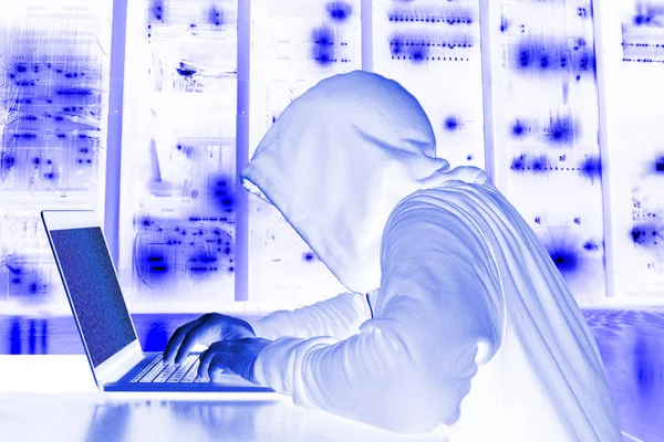 Hacker luminoso incappucciato in una stanza server che analizza i dati — Foto Stock