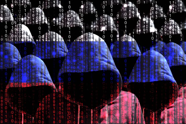 Gruppe af hætteklædte hackere skinner gennem et digitalt russisk flag - Stock-foto