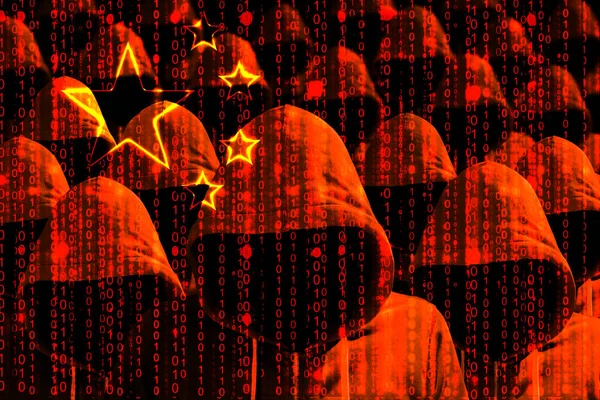 Група з капюшоном хакерів, що світяться через цифровий китайський прапор — стокове фото