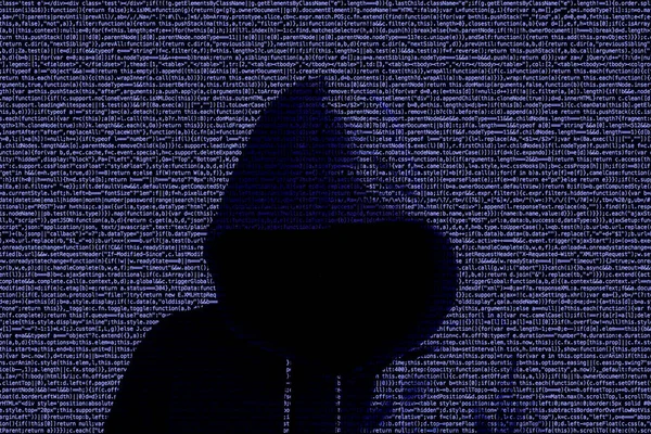 一个戴兜帽的黑客计算机代码背景 — 图库照片