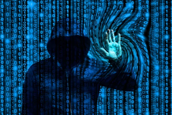 Hacker com capuz manipula um programa de computador — Fotografia de Stock