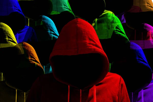 กลุ่มของแฮกเกอร์สวมฮู้ดสีต่าง ๆ แนวคิดความปลอดภัยไซเบอร์ — ภาพถ่ายสต็อก