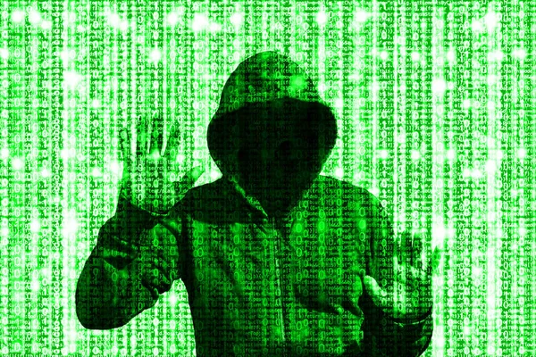 Сяючий зелений хакер за матрицею комп'ютерного коду — стокове фото