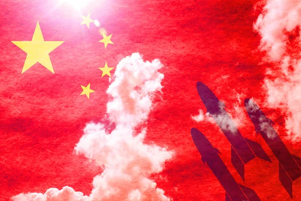 Βλήματα μπροστά από ηλιόλουστες κινεζική σημαία — Φωτογραφία Αρχείου