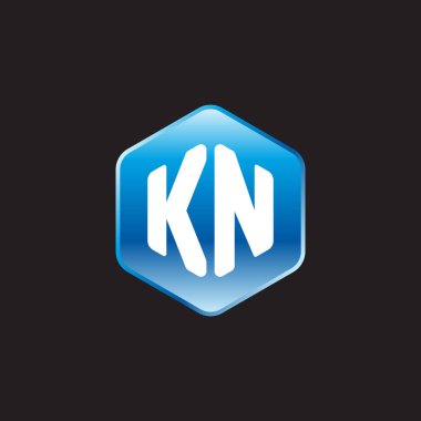 nitial beyaz harfler siyah arkaplanda mavi işaret üzerinde kn