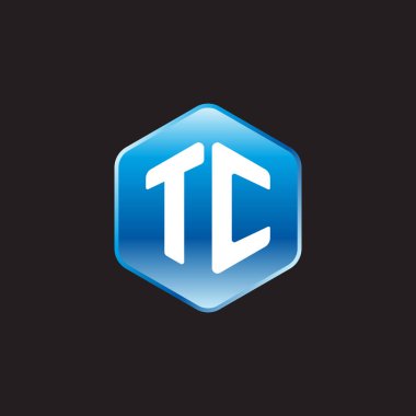 Siyah arkaplanda mavi tabelada ilk beyaz harfler tc