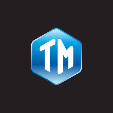 Siyah arkaplanda mavi tabelada ilk beyaz harfler tm