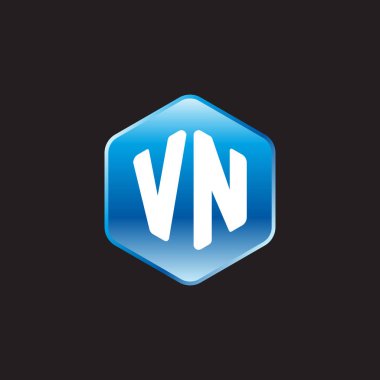 Siyah arkaplanda ilk beyaz harfler vn