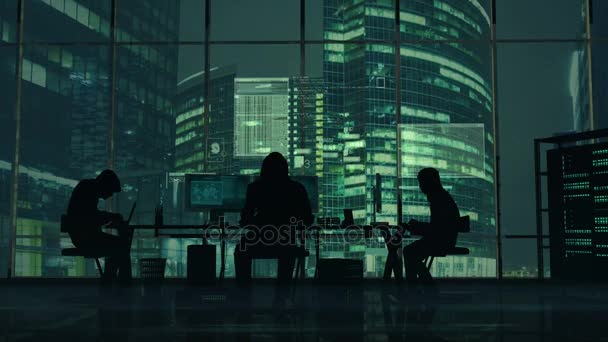 Hackers op het werk op de achtergrond van de groene kantoorgebouwen — Stockvideo