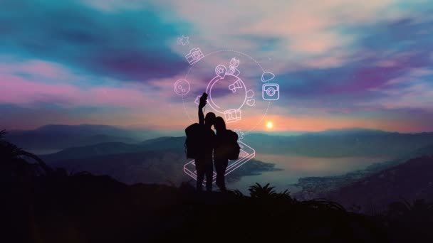 Пара делает селфи на фоне восхода солнца и инфографики — стоковое видео