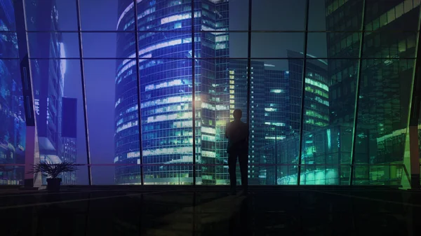 Бизнесмен смотрит на ночное освещение бизнес-центра . — стоковое фото