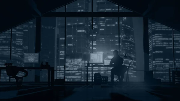 Web-Programmierer vor dem Hintergrund abendlicher Wolkenkratzer. — Stockfoto