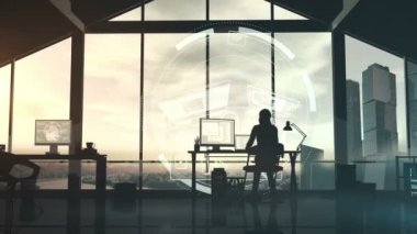 Bilgi arka planında çalışan bir kadın programcının silueti.