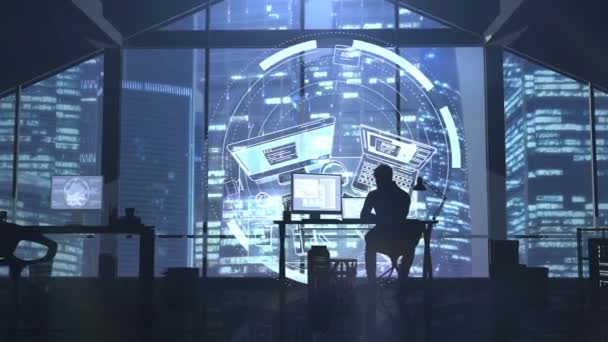 Silhouette eines Web-Entwicklers vor dem Hintergrund abendlicher Wolkenkratzer — Stockvideo