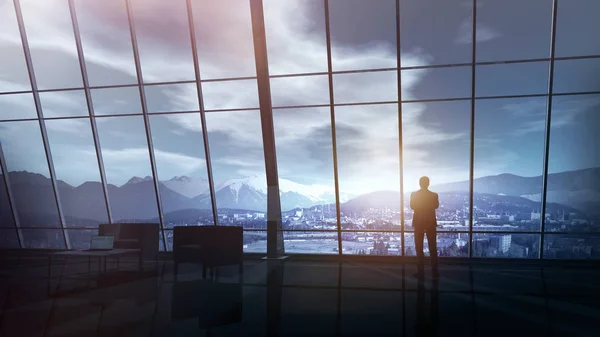 Επιχειρηματίας στέκεται σε ένα τεράστιο γραφείο με θέα στο βουνό. — Φωτογραφία Αρχείου