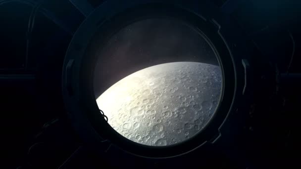 Vista de la luna desde la portilla de una nave espacial . — Vídeo de stock