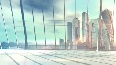 Şehir manzarasında panoramik pencereleri olan büyük parlak bir ofis.