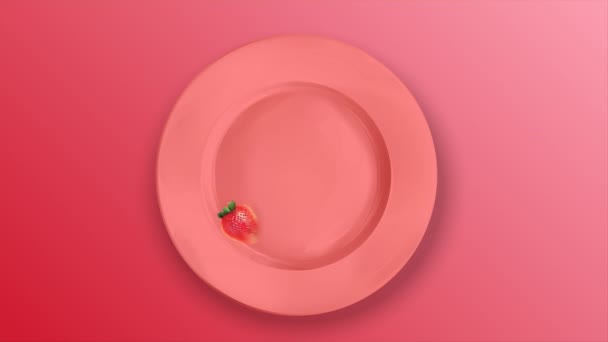 Sliced strawberries and banana on a pink plate. — Stock Video