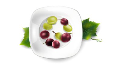 Beyaz bir tabakta yeşil ve kırmızı üzümler.