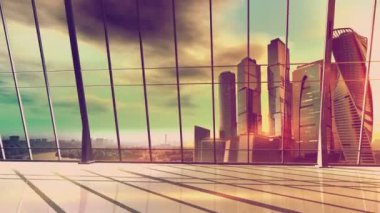 Şehir manzarasında panoramik pencereleri olan büyük parlak bir ofis.