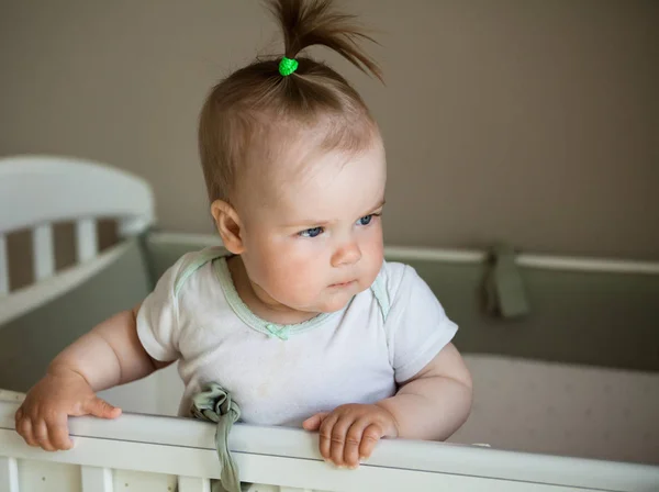 Bebek duygular. Beyaz t shirt mavi gözlü bebek kız. Yeni doğan. Yakın çekim.