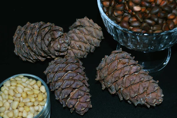 Çekirdek, fındık, çam kozalakları