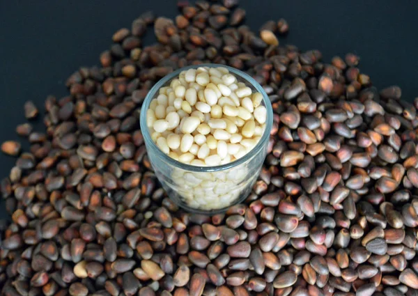 Çekirdek, fındık, çam kozalakları