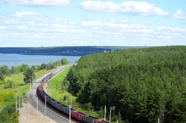 Shore Novosibirsk rezervuar üzerinde tren