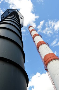 Beton ve çelik baca mavi gökyüzü