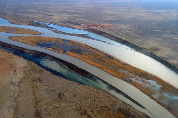 哈萨克斯坦沙漠中的锡尔河阿姆河河 免版税图库图片