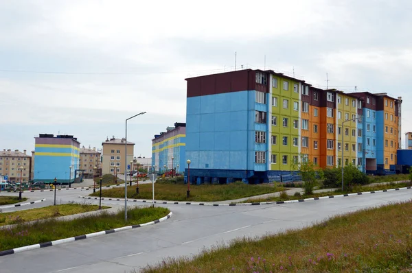 俄罗斯阿纳迪尔 2019年7月18日 楚科奇市阿纳迪尔市五彩斑斓的建筑 图库图片