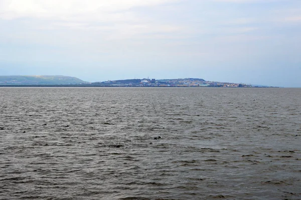 Anadyr nehrinden Anadyr şehrinin manzarası