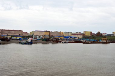 Anadyr, Rusya - 18 Temmuz 2019: Anadyr şehrinin rıhtımında tekneler ve tekneler