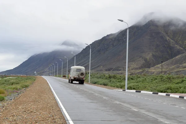 Otobüs Chukotka dağlarında yolda.